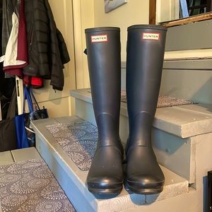 Size 9 navy hunter tall boots; adjustable calve